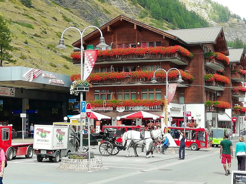 Am Bahnhof von Zermatt - ©Martina Pötschke