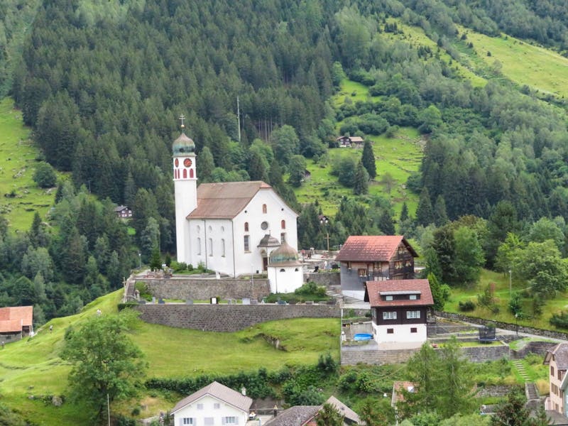 Fahrt mit dem Gotthard Panorama Express -Kirche in Wassen - ©Annette Weise