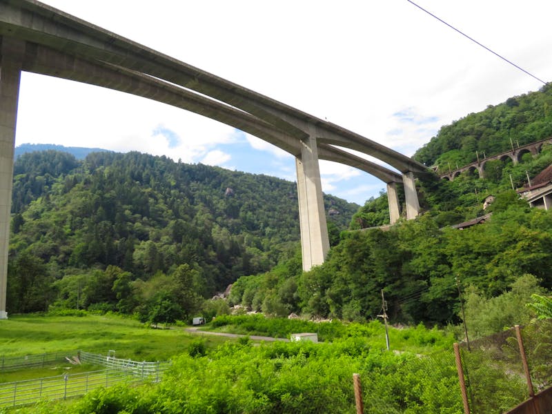Fahrt mit dem Gotthard Panorama Express - kühne Brücken der Gotthard-Autobahn - ©Annette Weise