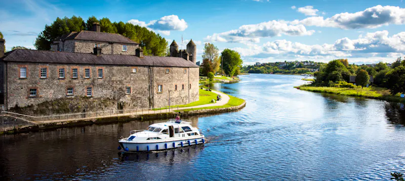 Lough Erne am Enniskillen Castle - &copy;scenicireland.com Christopher Hill Photograpic