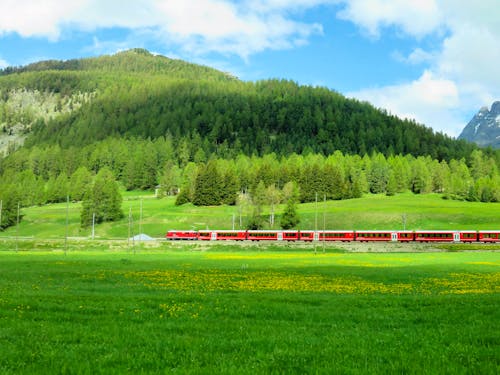 Bernina-Express - Fahrt durch das Engadin nach Pontresina &ndash; &copy; Annette Weise - Eberhardt TRAVEL