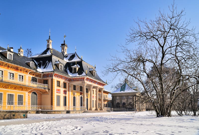 Bergpalais im Schlosspark Pillnitz in Dresden im Winter - ©©Torsten Becker - stock.adobe.com