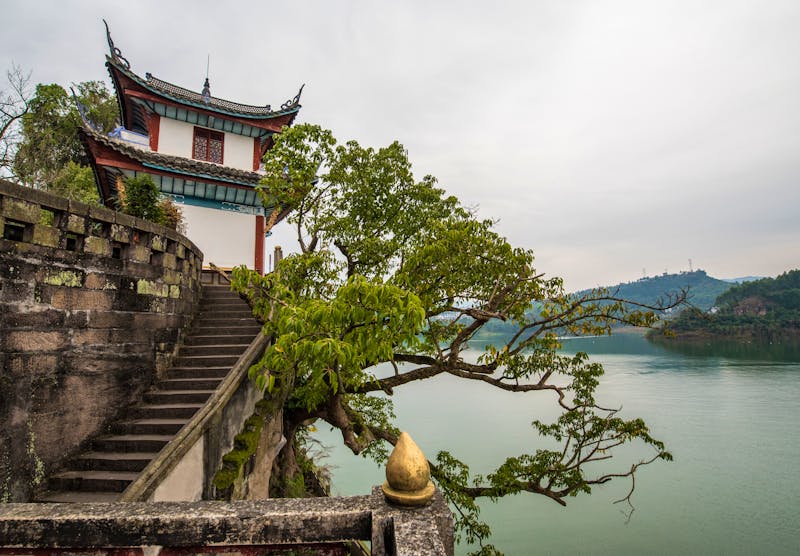 Shibaozhai-Pagode bei Chongqing - Blick auf den Yangtze - ©©cacaroot - stock.adobe.com