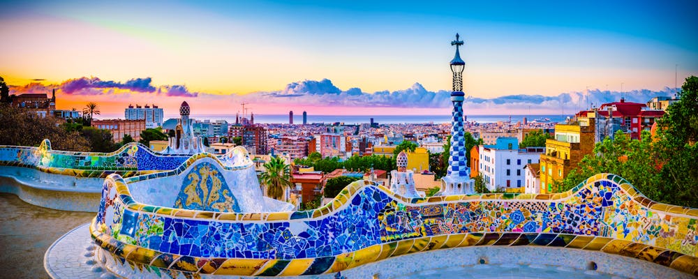 Park Güell in Barcelona - Blick auf die Innenstadt bei Sonnenuntergang – © ©Pawel - stock.adobe.com