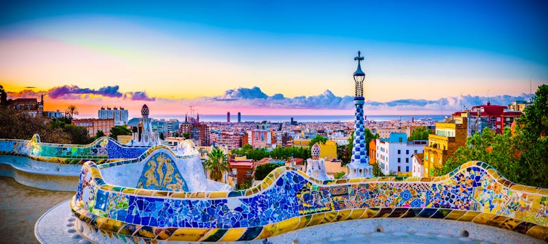 Park Güell in Barcelona - Blick auf die Innenstadt bei Sonnenuntergang - ©©Pawel - stock.adobe.com