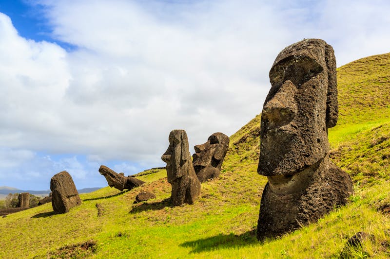 Moai Statuen am Rano Raraku Vulkan - Osterinseln - ©p.wollinga13 - adobestock