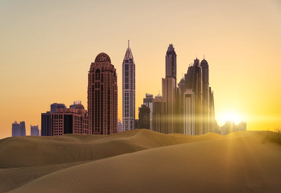 Katar – Doha, Skyline mit Wüste bei Sonnenuntergang – © Antonio - Adobe Stockphoto