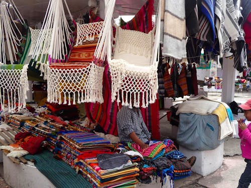 Markt in Otavalo &ndash; &copy; Eberhardt TRAVEL - Betina Marinow