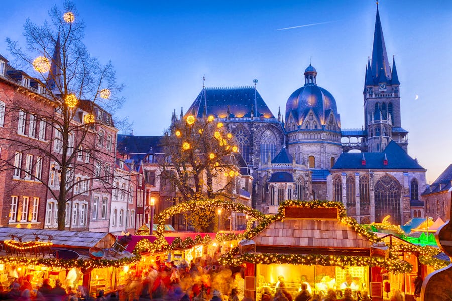 Weihnachtsmarkt rund um das Rathaus in Aachen – © ©hespasoft - stock.adobe.com
