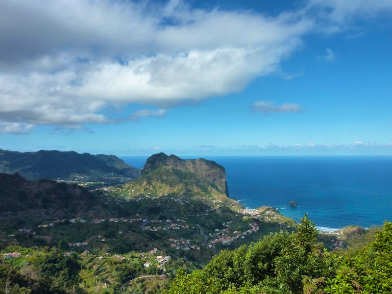 Ausblick vom Portela-Pass zum Adlerfelsen - ©Eberhardt TRAVEL GmbH