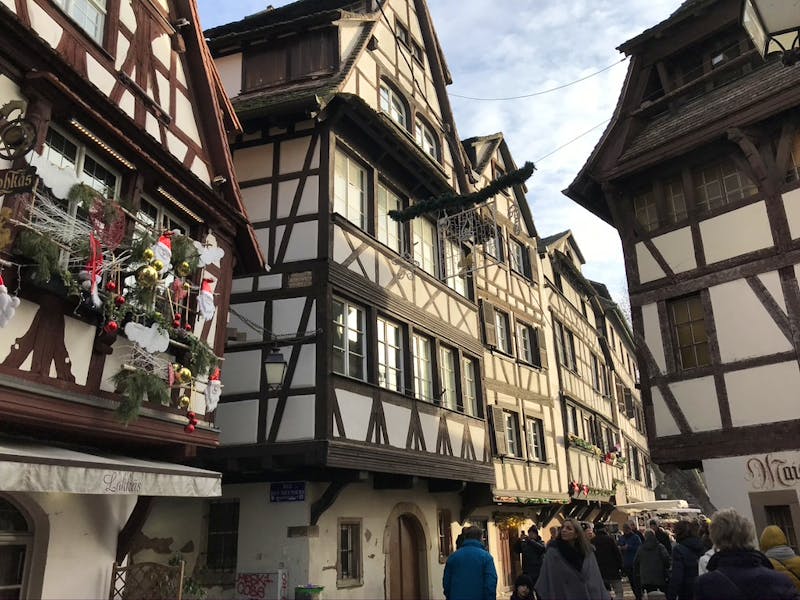 Straßburg - weihnachtlich geschmückte Gasse - ©Maite Floris-Moser