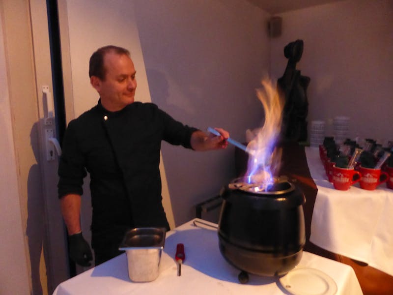 Hotelchef beim Zubereiten der Feuerzangenbowle. - ©Birgit Hornung