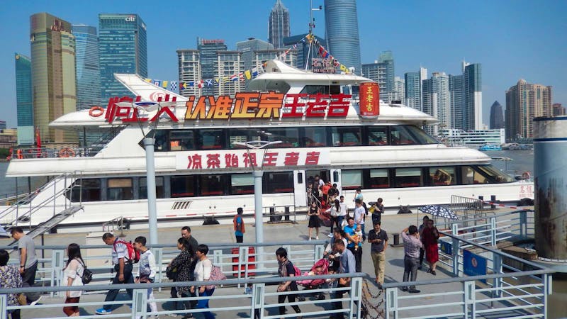 Hafenrundfahrt in Shanghai - Ausflugsschiff am Pier - ©Manuela Kreuz - Eberhardt TRAVEL