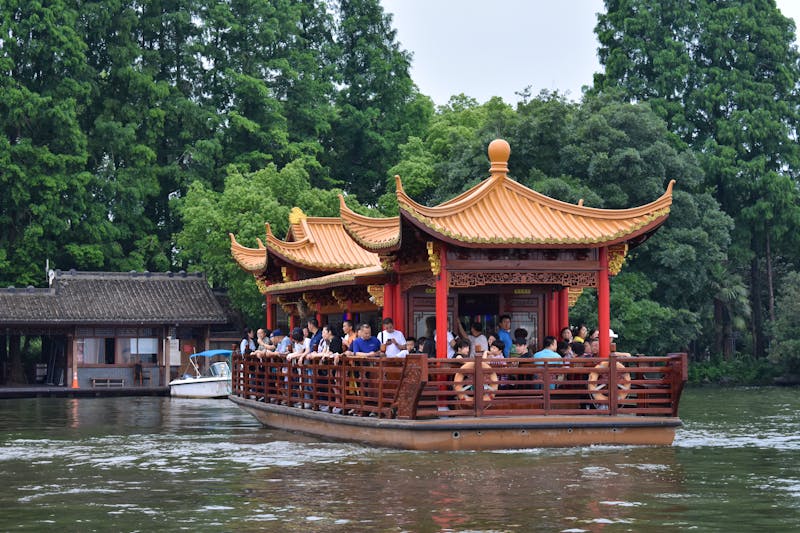 Hangzhou - Fahrt mit einem traditionellen Boot auf dem Westsee - ©Eric Richter - Eberhardt TRAVEL