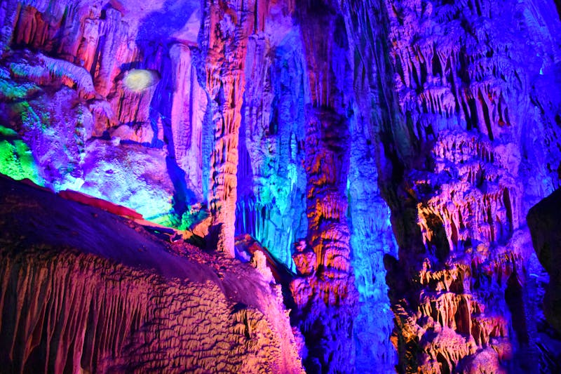 Schilfrohrflötenhöhle in Guilin - farbig angestrahlte Tropfsteine - ©Eric Richter - Eberhardt TRAVEL