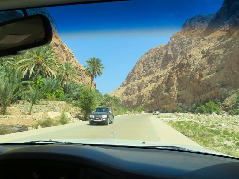 Auf schmaler Straße zum Wadi Tiwi - ©Carina Henn