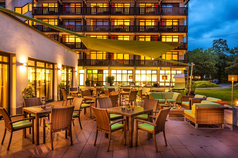 Bad Füssing - Johannesbad Hotel Königshof - Terrasse am Abend – ©Foto Atelier Wolkersdorfer