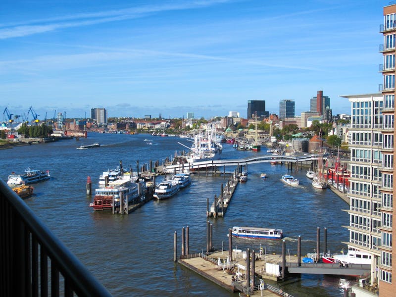 Blick von der Elbphilharmonie zu den Landungsbrücken - ©Marion Kottlos