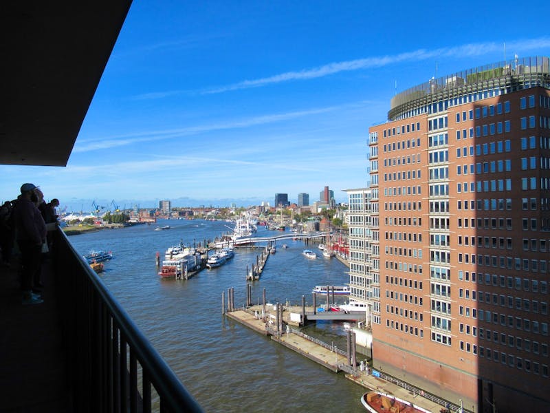 Blick von der Elbphilharmonie zu den Landungsbrücken - ©Marion Kottlos
