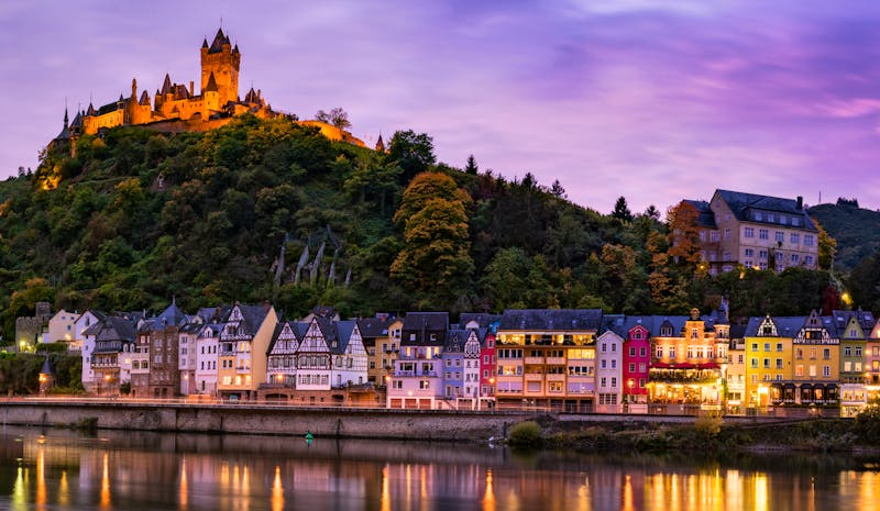 Cochem an der Mosel mit der Reichsburg am Abend - ©©Countrypixel - stock.adobe.com