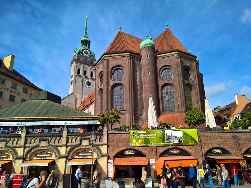 München - Viktualienmarkt im Hintergrund die Peterskirche. - ©Gerd Pierschek