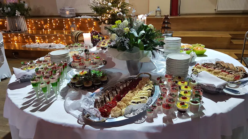 Das Festtagsbuffet hält so manches für uns bereit - &copy;Horst Hallfarth