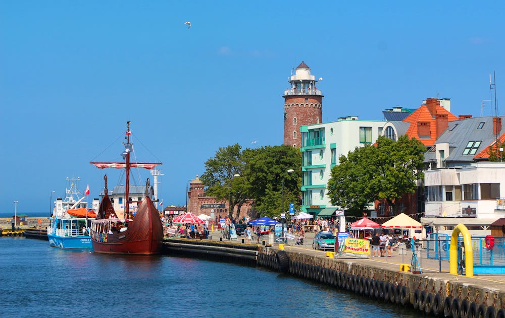 Ausflugsschiffe am Leuchtturm von Kolberg &ndash; &copy; Eberhardt TRAVEL - Kristin Weigel