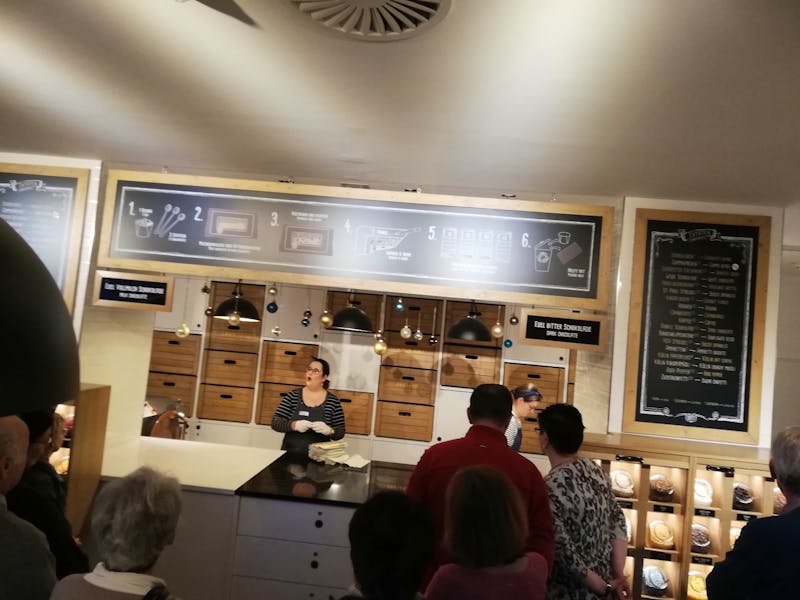 Verzierung der eigenen Schokolade im Chocoversum in Hamburg - ©Elena Hinz