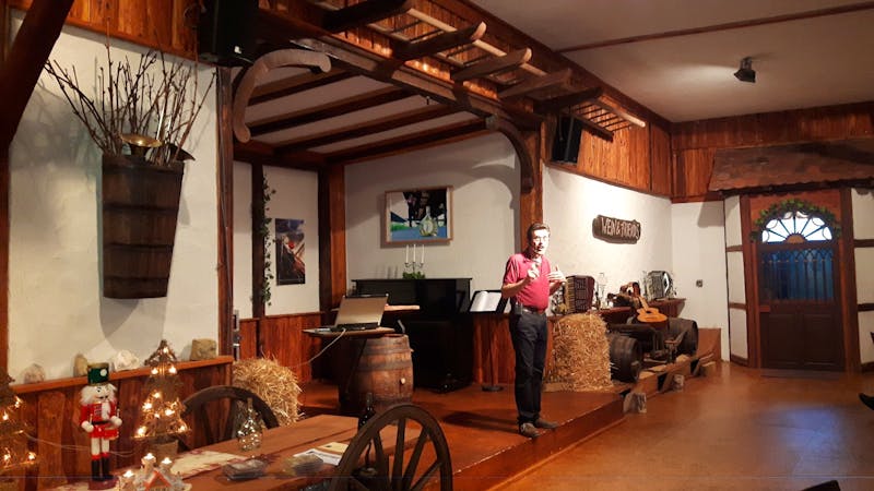 Singender Winzer im Weingut Runge in Dürrfeld - ©Katrin Deutschbein - Eberhardt TRAVEL