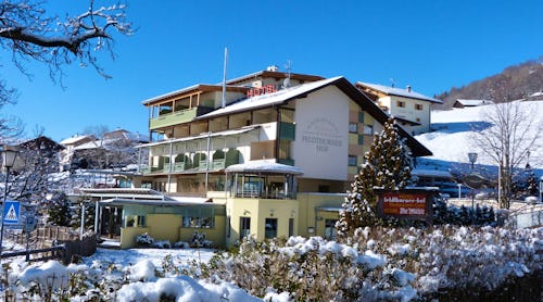 Außenansicht Vinumhotel Feldthurnerhof – © Vinumhotel Feldthurnerhof Panorama-Wellness