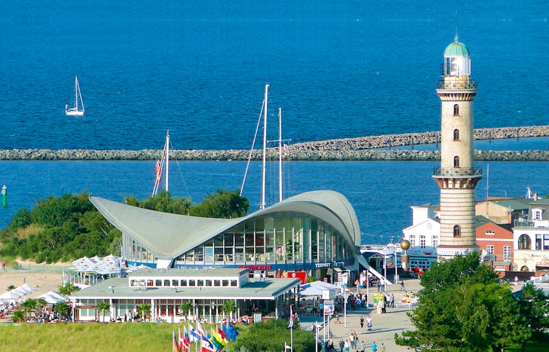 Leuchtturm und Teepott in Warnemünde an der Ostsee - ©Eberhardt TRAVEL - Kristin Werner