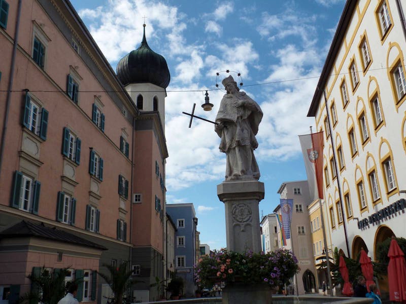 Rosenheim - Nepomuk-Brunnen Max-Josefs-Platz - ©Eberhardt TRAVEL GmbH