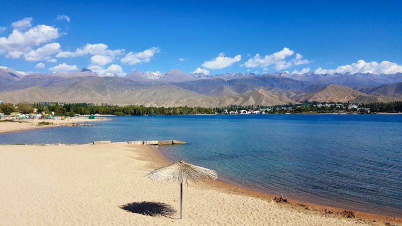 Issyk Kul See mit Bergpanorama - ©Sylvia Ott