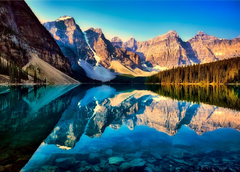 Spiegelnder Moraine Lake im Banff-Nationalpark in Westkanada - ©Bild von David Mark auf Pixabay