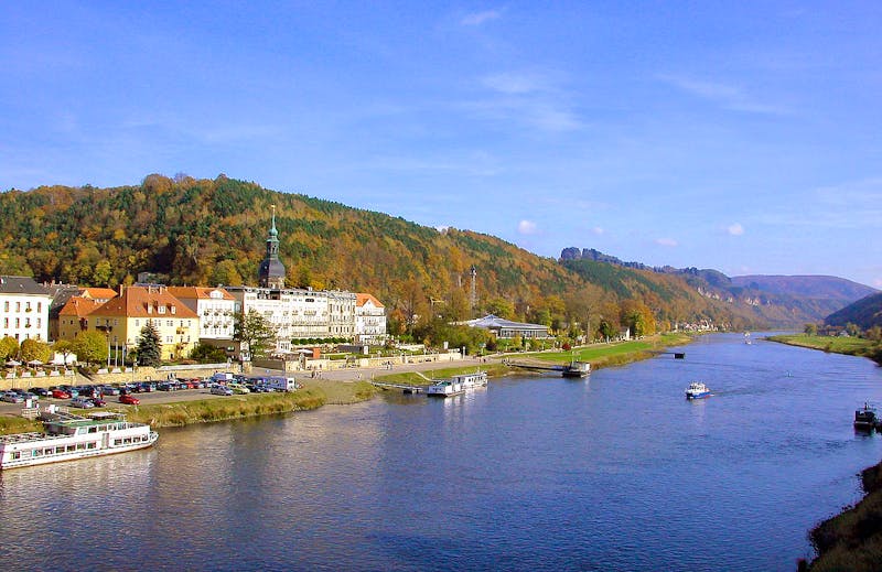 Bad Schandau - Blick zu den Schrammsteinen und zum Sendigaufzug - ©Jörg Blobelt - Wikimedia