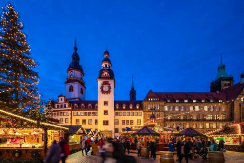 Chemnitz - Weihnachtsmarkt vor dem Rathaus &ndash; &copy; Igor Pastierovic - Touristinformation Chemnitz