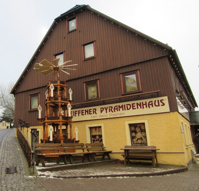Seiffener Pyramidenhaus - ©Eberhardt TRAVEL GmbH