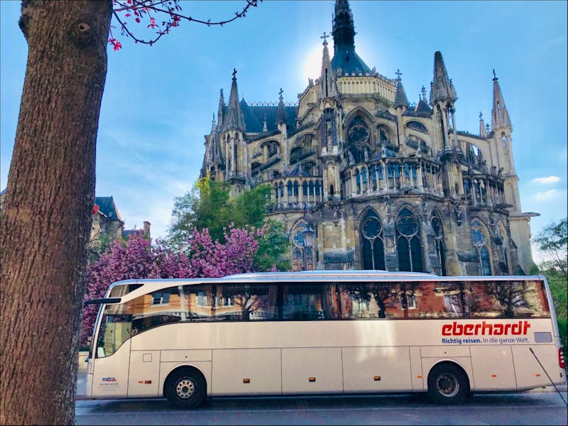 Reisebus vor der Kathedrale in Reims - ©Eberhardt TRAVEL - Roswitha Zytowski