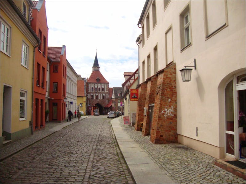 Stralsund - Altstadtgasse mit Stadttor - ©Harald Kühne - Eberhardt TRAVEL