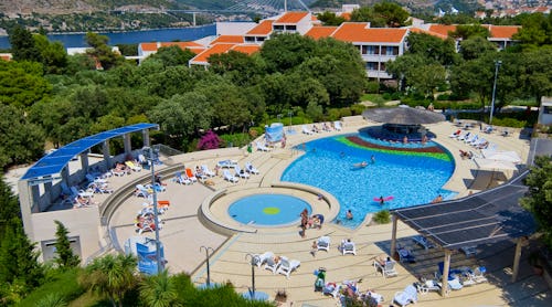 Tirena Sunny Hotel by Valamar Dubrovnik Außenansicht mit Pool – © Tirena Sunny Hotel by Valamar