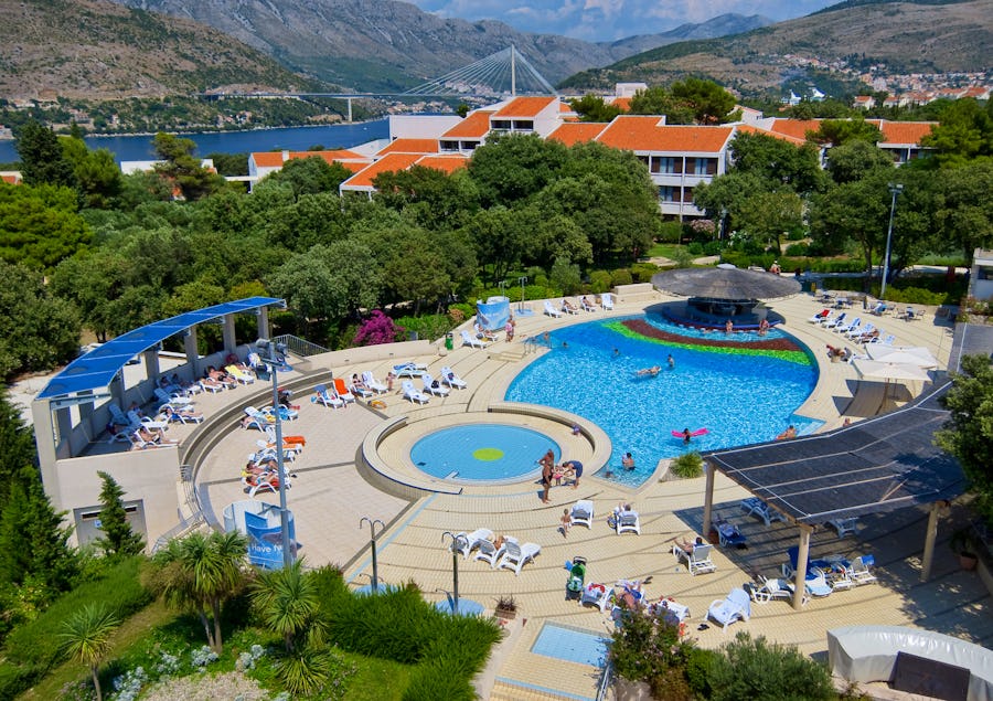 Tirena Sunny Hotel by Valamar Dubrovnik Außenansicht mit Pool – © Tirena Sunny Hotel by Valamar