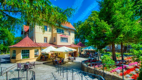 Hotel Krysztal - Außenansicht im Sommer &ndash; &copy; Hotel Krysztal