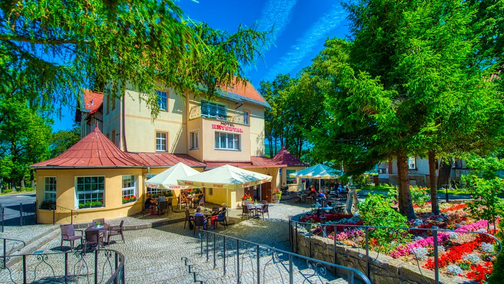 Hotel Krysztal - Außenansicht im Sommer &ndash; &copy; Hotel Krysztal