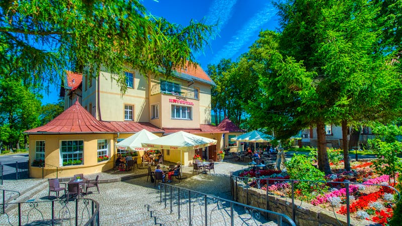 Hotel Krysztal - Außenansicht im Sommer – ©Hotel Krysztal
