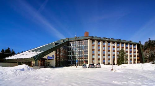 Tschechien, Harrachsdorf, Hotel Svornost, Außenfassade Winter – © Ratehawk
