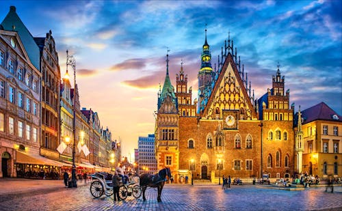 Breslau - Markt und Rathaus am Abend &ndash; &copy; ©Tryfonov - stock.adobe.com