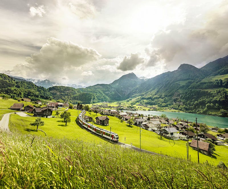 Luzern-Interlaken-Express am Lungernsee - ©© simon+kimwww.werbefotografie.ch