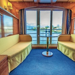 Dutch Cruise Line Kabinenbeispiel auf dem Promenadendeck mit Balkon – © Dutch Cruise Line B.V.
