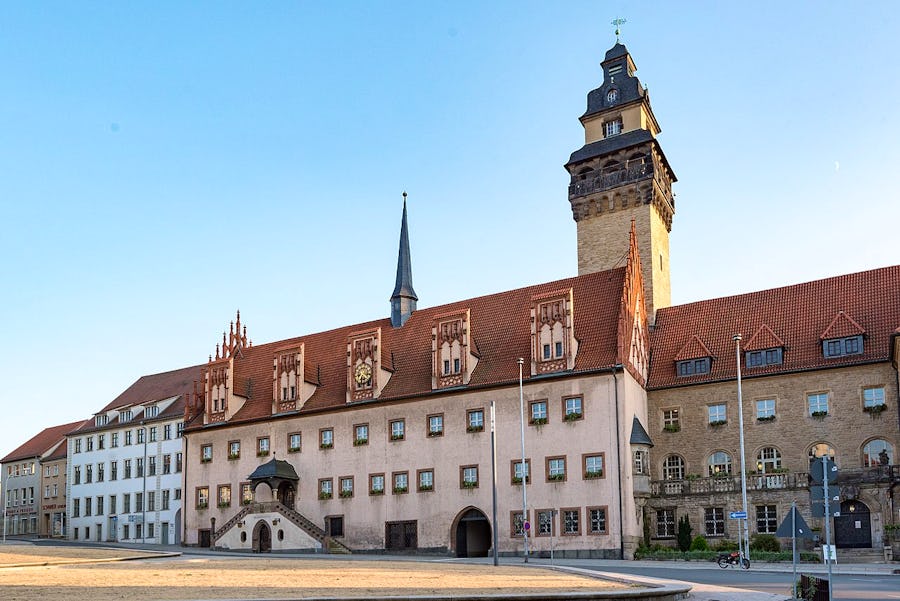 Zeitz - Altmarkt mit dem Rathaus – © Tilman2007 - Wikimedia