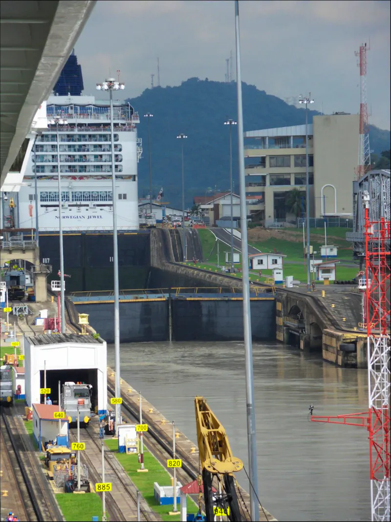 die Norwegian Jewel liegt 2 Kammern vorn - &copy;Claudia Rossin